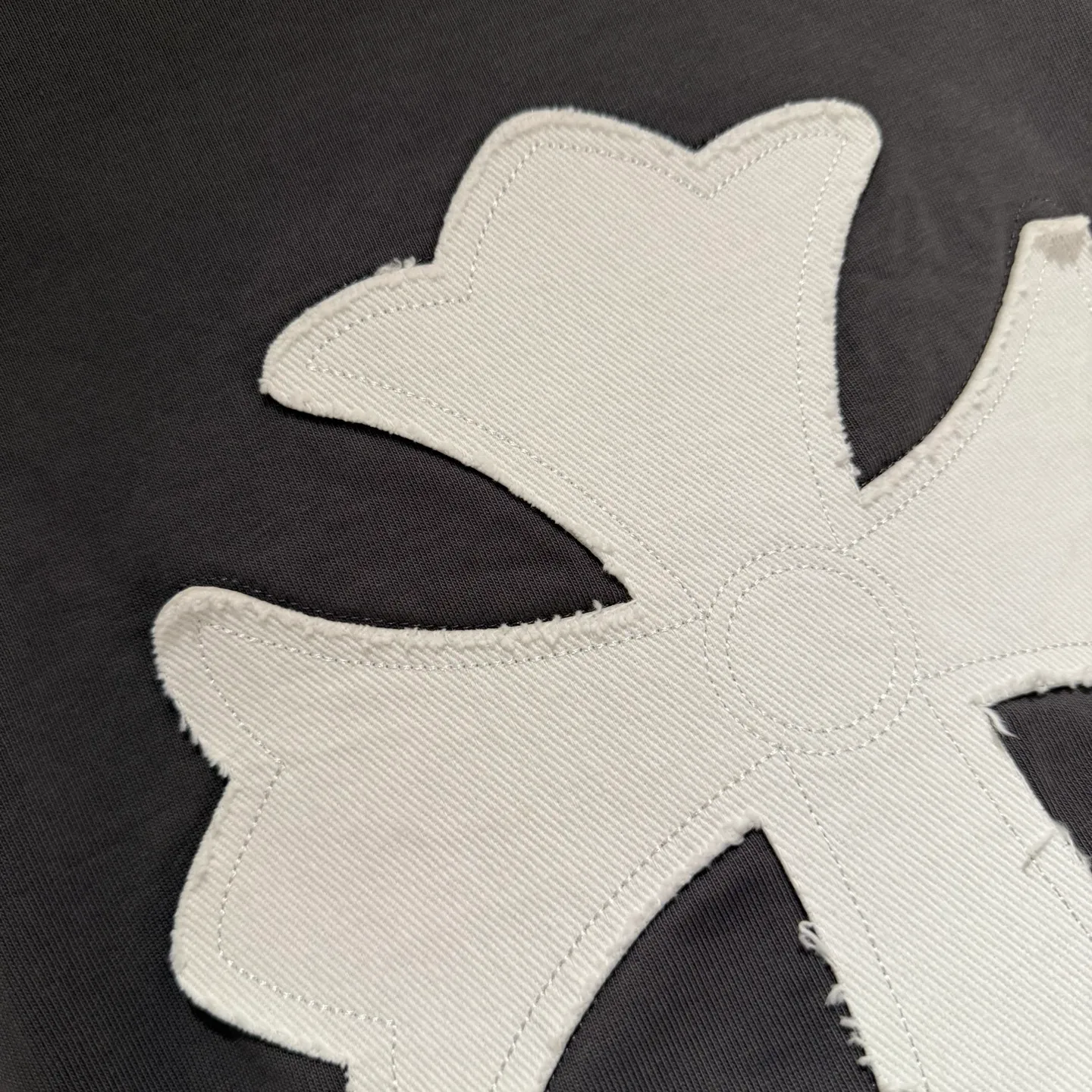 🅿️350 [Strict quality control] CH Crow Heart's new appliqué embroidered long-sleeved sweatshirt T-shirt. Heavy 340g double yarn fabric. Wash the whole garment twice. Frayed and torn on all four sides. Heavy fabric. The neckline is made of icy Salona. Loose fit. Deep, wide and stylish. No deformation or shrinkage. Color: 3 colors, black, white and gray. Size: M-2xl